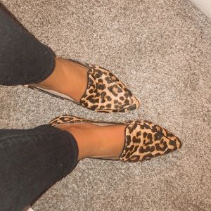 pointed cheetah print flats/loafers